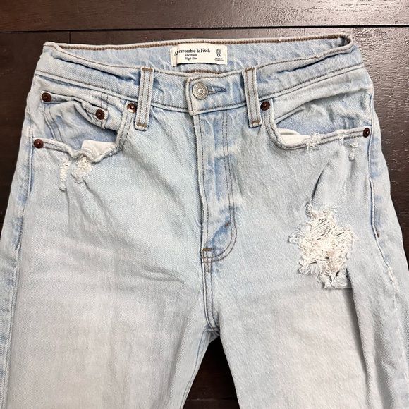 Abercrombie & Fitch High Rise Distressed Mom Jean in Light Wash Size 25 - Picture 3 of 13